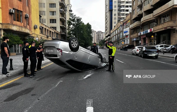 Водитель в Баку устроил ДТП из-за телефона, есть пострадавшие - ФОТО