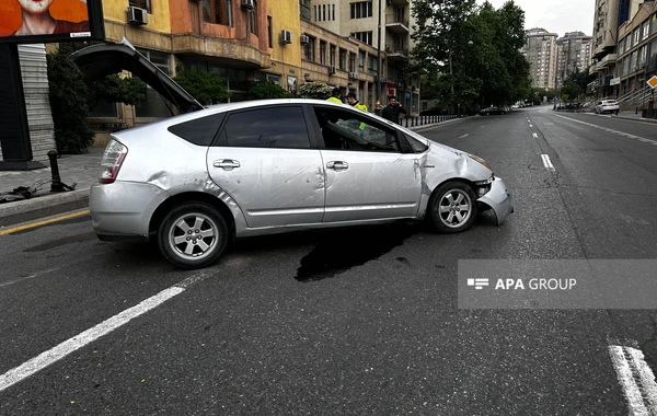 Водитель в Баку устроил ДТП из-за телефона, есть пострадавшие - ФОТО