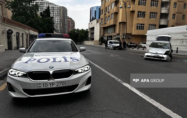Водитель в Баку устроил ДТП из-за телефона, есть пострадавшие - ФОТО