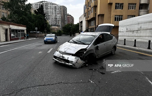 Водитель в Баку устроил ДТП из-за телефона, есть пострадавшие - ФОТО