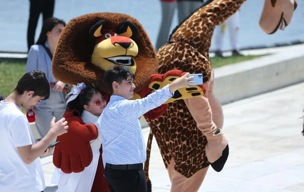 Heydər Əliyev Mərkəzinin parkında Uşaq festivalı keçirilib - FOTO