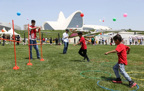 Heydər Əliyev Mərkəzinin parkında Uşaq festivalı keçirilib - FOTO