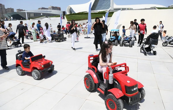Heydər Əliyev Mərkəzinin parkında Uşaq festivalı keçirilib - FOTO