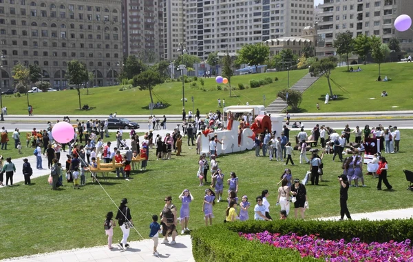 Heydər Əliyev Mərkəzinin parkında Uşaq festivalı keçirilib - FOTO
