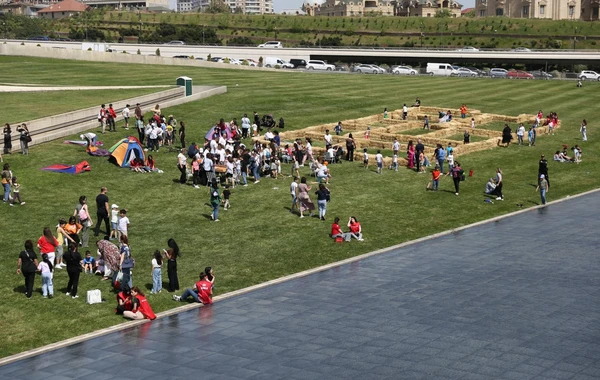 Heydər Əliyev Mərkəzinin parkında Uşaq festivalı keçirilib - FOTO