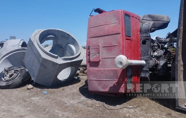 Kürdəmirdə “KamAZ” aşıb, ölən var - FOTO