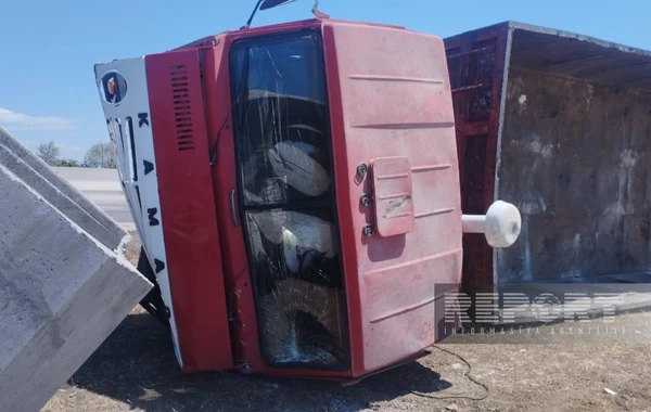 Kürdəmirdə “KamAZ” aşıb, ölən var - FOTO