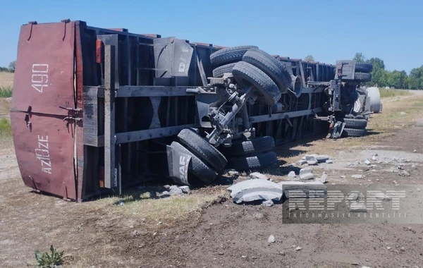 Kürdəmirdə “KamAZ” aşıb, ölən var - FOTO