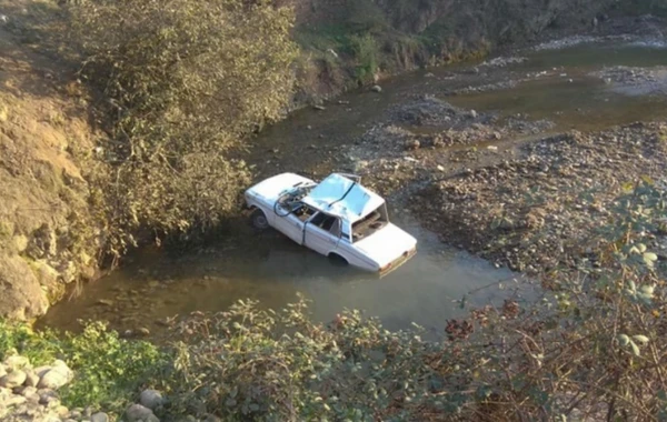 Tovuzda avtomobil çaya düşüb, ölən var