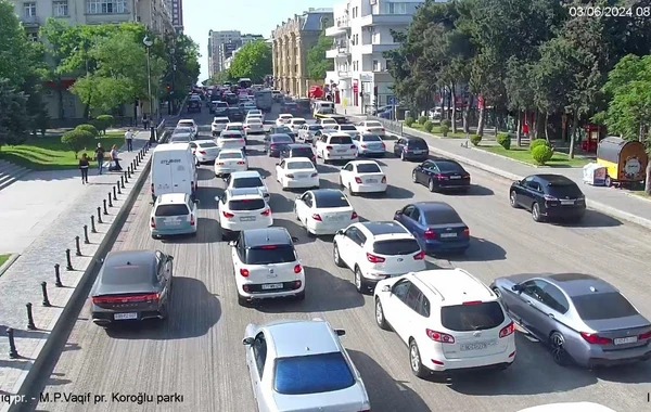 Перевернувшийся пикап спровоцировал транспортный коллапс в Баку - ОБНОВЛЕНО/ВИДЕО