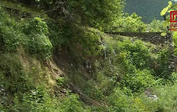 Şəkidə təhlükəli vəziyyət: Evlərin divarlarında çatlar yarandı - FOTO