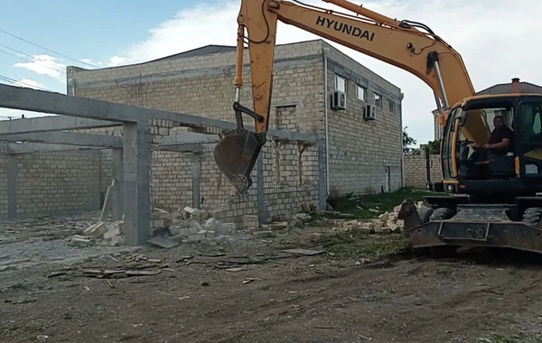 Qanunsuz inşa olunan tikililər sökülüb - FOTO/VİDEO