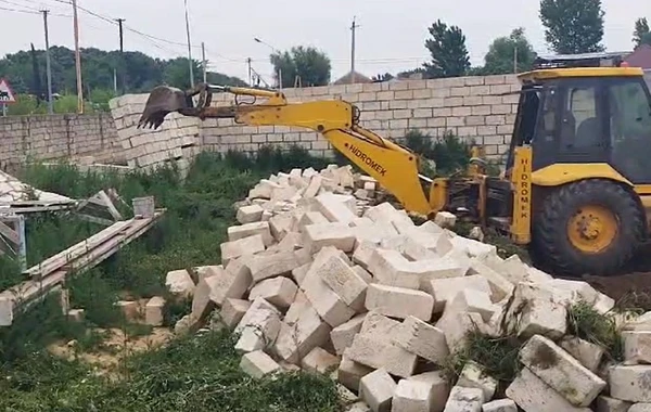 Qanunsuz inşa olunan tikililər sökülüb - FOTO/VİDEO
