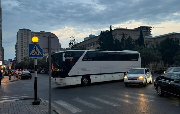 Bakıda avtobus sürücüsü yolu bağladı - FOTO