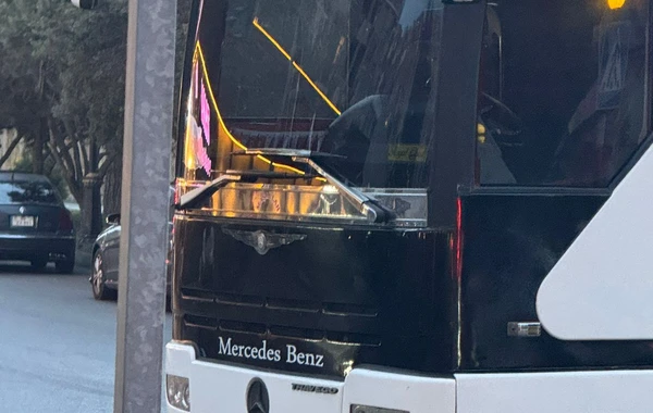 Bakıda avtobus sürücüsü yolu bağladı - FOTO