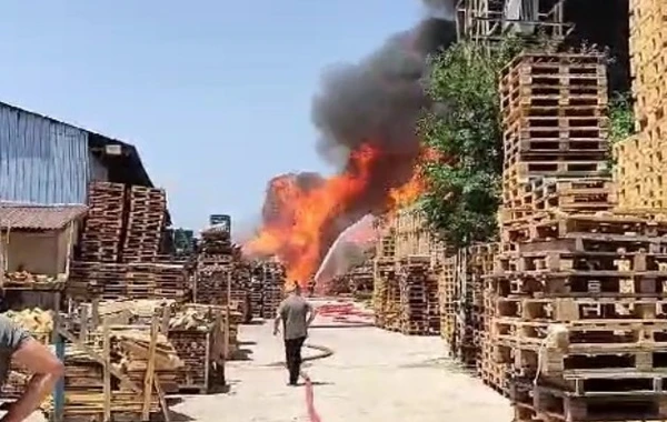 Türkiyədə təhlükəli vəziyyət -  Yanacaqdoldurma məntəqəsi yaxınlığında fabrik yanır - VİDEO