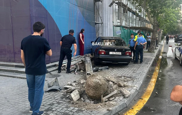 Paytaxtda BMW svetoforu aşıraraq səkiyə çıxdı - YENİLƏNİB - FOTO/VİDEO