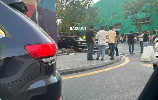 Paytaxtda BMW svetoforu aşıraraq səkiyə çıxdı - YENİLƏNİB - FOTO/VİDEO