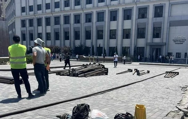 На территорию перед станцией метро "28 Мая" привлечена спецтехника - ФОТО