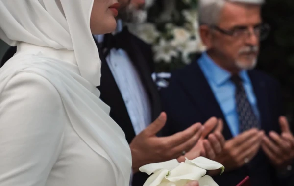 1 həftə öncə evlənən cütlük bal ayına getmək yerinə Tanzaniyaya yardım apardı - FOTO