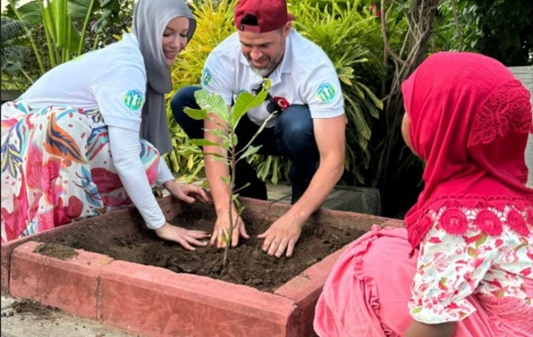1 həftə öncə evlənən cütlük bal ayına getmək yerinə Tanzaniyaya yardım apardı - FOTO