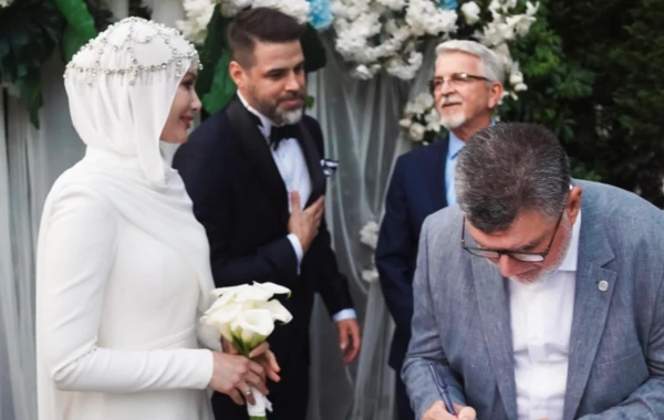 1 həftə öncə evlənən cütlük bal ayına getmək yerinə Tanzaniyaya yardım apardı - FOTO