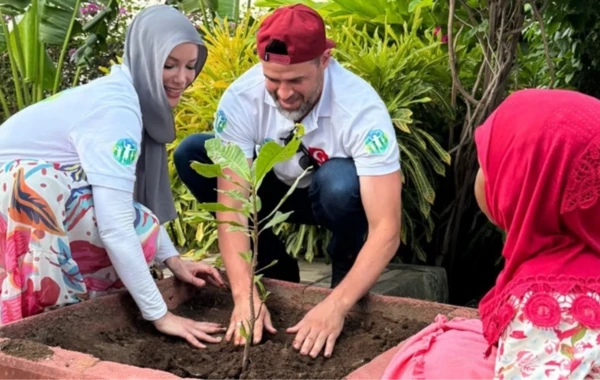 1 həftə öncə evlənən cütlük bal ayına getmək yerinə Tanzaniyaya yardım apardı - FOTO