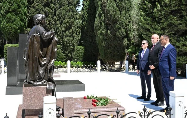 Macar parlamentarilər Fəxri və Şəhidlər xiyabanlarını ziyarət ediblər - FOTO