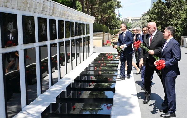 Macar parlamentarilər Fəxri və Şəhidlər xiyabanlarını ziyarət ediblər - FOTO