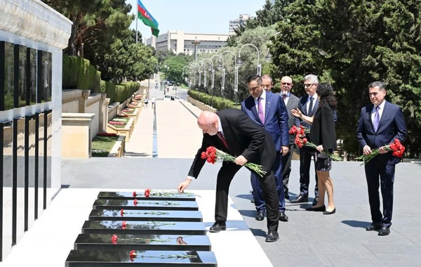 Macar parlamentarilər Fəxri və Şəhidlər xiyabanlarını ziyarət ediblər - FOTO