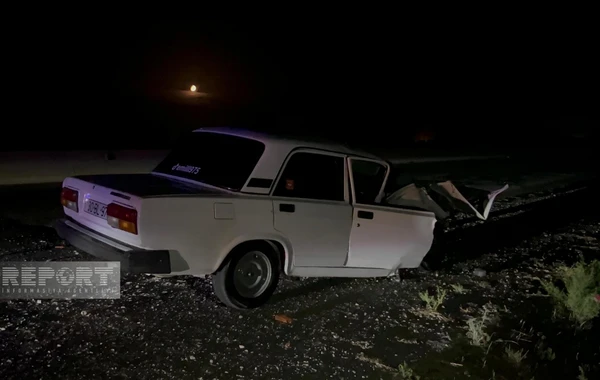 Kürdəmirdə minik avtomobili yük maşınına çırpılıb, ölən var - FOTO