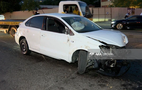 Bakıda avtomobil işıq dirəyinə dəyərək aşıb, xəsarət alan var - FOTO