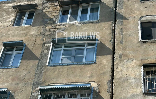 Güclü külək binanın fasadını uçurub, mişar daşlarını yerindən oynadıb - FOTO