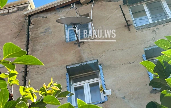 Güclü külək binanın fasadını uçurub, mişar daşlarını yerindən oynadıb - FOTO