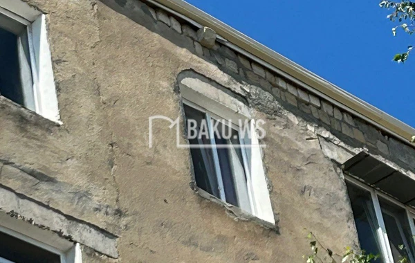 Güclü külək binanın fasadını uçurub, mişar daşlarını yerindən oynadıb - FOTO