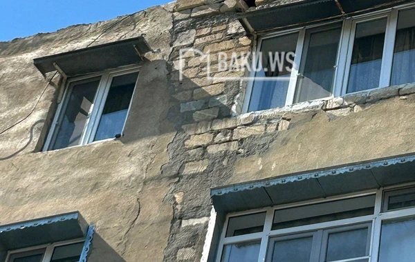 Güclü külək binanın fasadını uçurub, mişar daşlarını yerindən oynadıb - FOTO