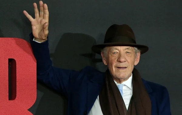 Tamaşada yıxılan 85 yaşlı aktyor səhnəyə qayıdacaq? - FOTO