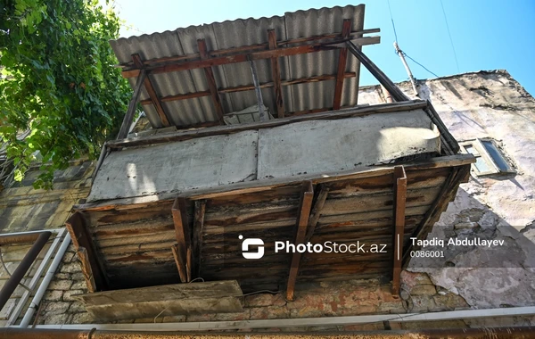 Bakıda binanın qəzalı vəziyyətdəki eyvanı piyadalar üçün təhlükə yaradır - FOTO