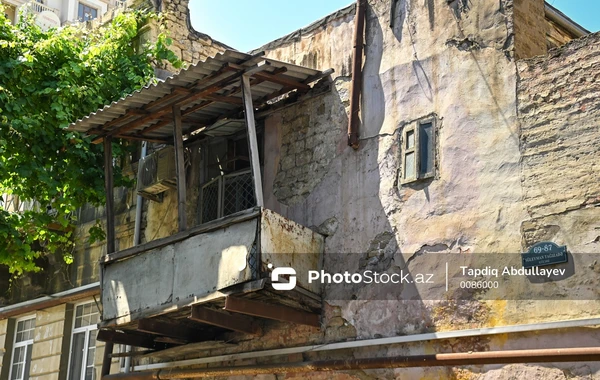 Bakıda binanın qəzalı vəziyyətdəki eyvanı piyadalar üçün təhlükə yaradır - FOTO