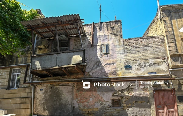 Bakıda binanın qəzalı vəziyyətdəki eyvanı piyadalar üçün təhlükə yaradır - FOTO