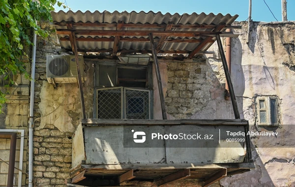 Bakıda binanın qəzalı vəziyyətdəki eyvanı piyadalar üçün təhlükə yaradır - FOTO