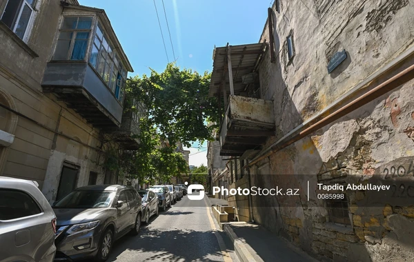 Bakıda binanın qəzalı vəziyyətdəki eyvanı piyadalar üçün təhlükə yaradır - FOTO