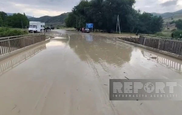 Qubada çay məcrasından çıxıb, kəndi su basıb - FOTO