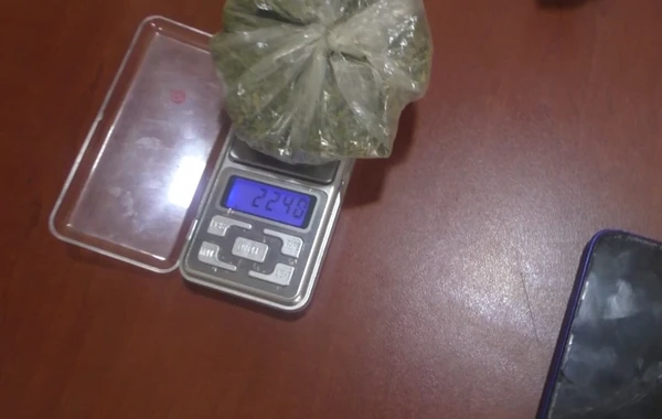 Şəmkirdə polis narkotiklərin satışında təqsirləndirilən şəxsi saxlayıb - FOTO