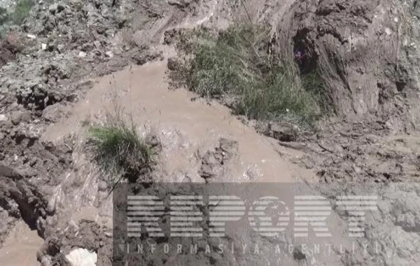 İsmayıllıda torpaq sürüşməsi olub, bir neçə fərdi yaşayış evi təhlükəli vəziyyətlə üzləşib - FOTO