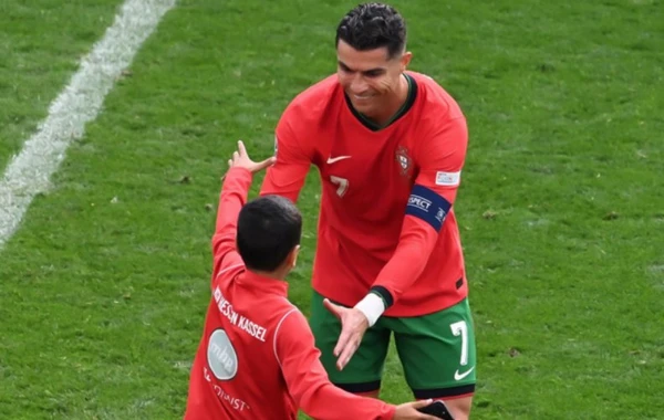Stadiona girərək Ronaldo ilə şəkil çəkdirən 10 yaşlı Berata AĞIR CƏZA - FOTO
