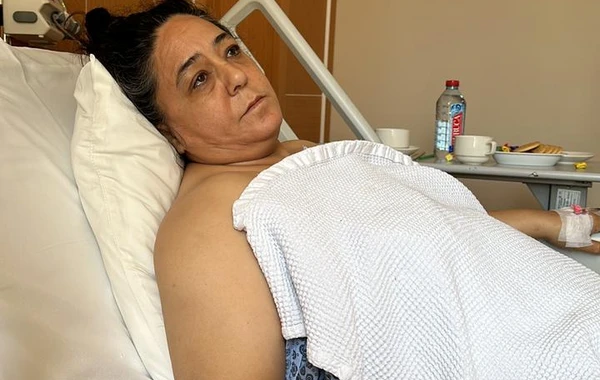 Liftin qırılması zamanı ayağını itirmək təhlükəsi ilə üzləşən qadın çıxılmaz vəziyyətdədir - FOTO