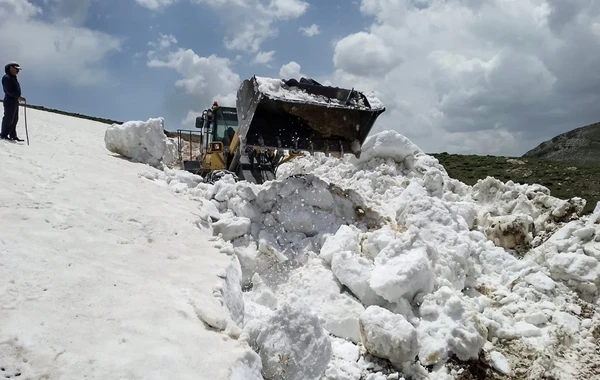 Türkiyənin bir tərəfi qızmar istilərlə, digər hissəsi qarla boğuşur - FOTO