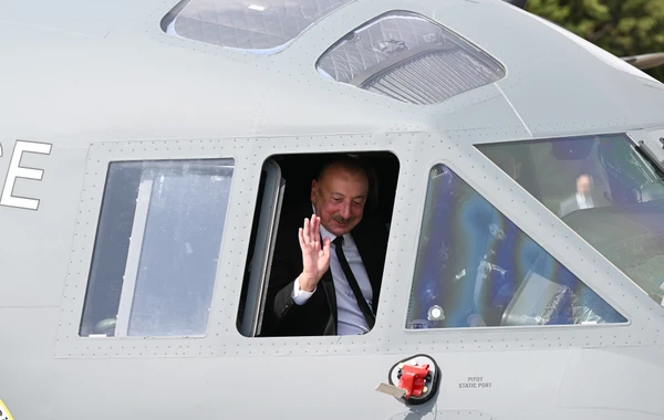 İlham Əliyevə İtaliyanın "Leonardo" şirkətinin istehsalı olan hərbi təyyarə təqdim edilib - YENİLƏNİB - FOTO