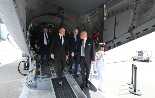 İlham Əliyevə İtaliyanın "Leonardo" şirkətinin istehsalı olan hərbi təyyarə təqdim edilib - YENİLƏNİB - FOTO